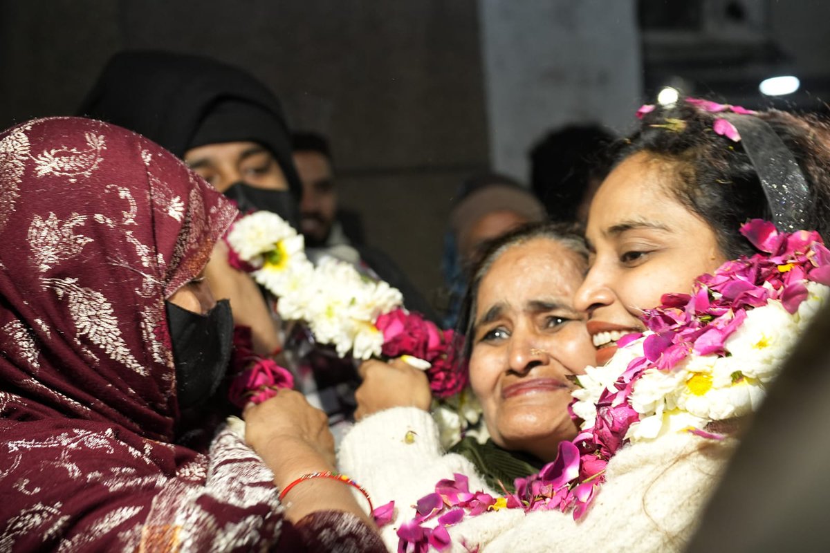 kaushikrj6's tweet photo. Gulfisha Fatima, Shifaur Rehman, Meeran Haider, Saleem Khan have walked out of jail after 5 years without trial. 

Photos credit: @Outlookindia https://t.co/mUaySR7Rhu