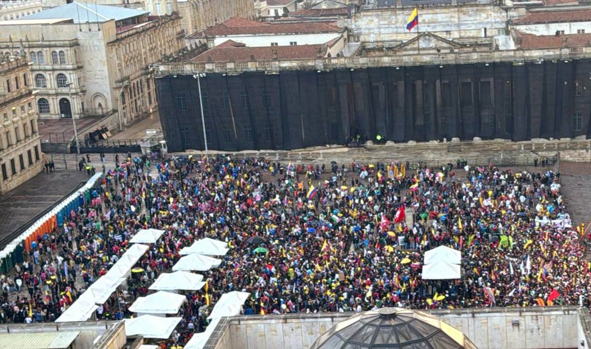 Está es plaza de Bolívar en Bogotá. Llena por completo. Defensa del pueblo de la soberanía nacional