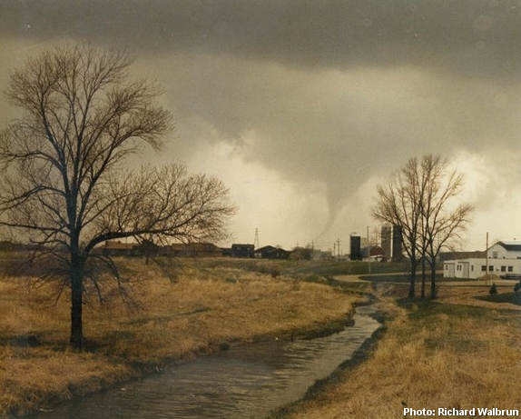 chase_archive's tweet photo. F4 tornado that hit Appleton, WI, 4/27/1984.

📸Richard Walbrun, courtesy NWS Green Bay https://t.co/Gnf9d1J0HV