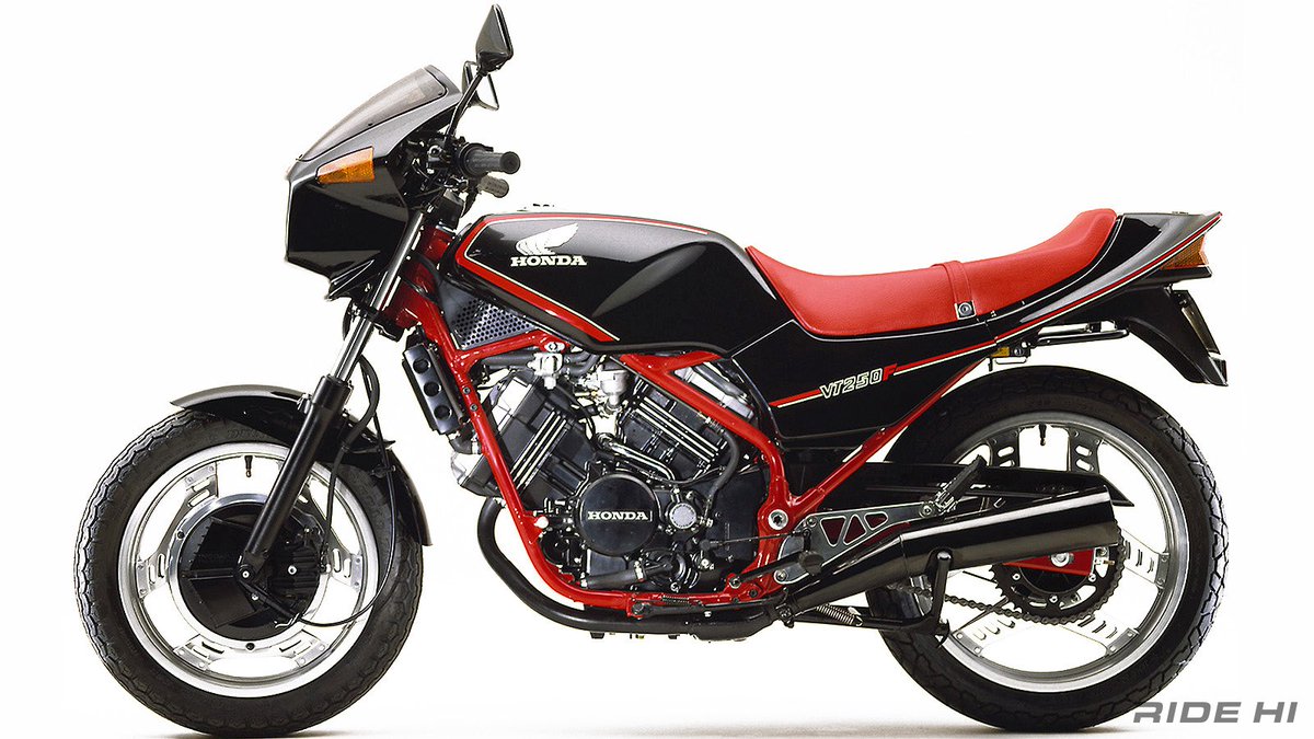 PutiMotor's tweet photo. '82〜'84 ホンダ「VT250F」

全てに斬新な250ccバイク。

DOHCの気筒あたり4バルブの超高回転エンジン、しかも90°Ｖ型で何と水冷という、GPマシンでなければあり得ない高度なメカニズムの塊り。

排気量が小さくなるほど2ストが優位といわれた常識を覆す意欲に溢れていた。

https://t.co/sWFmrK0hTm https://t.co/S0KPSrMhYJ