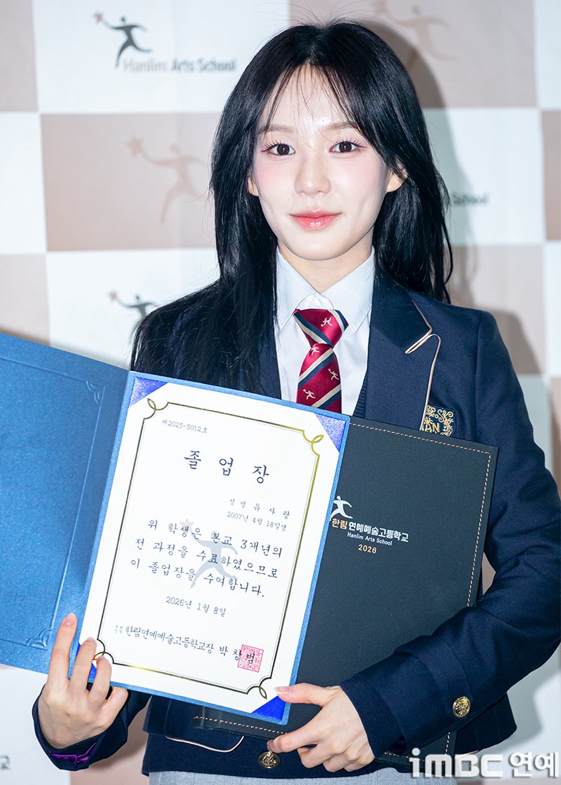 iznaBrasil's tweet image. [📸] FORMADA! Foram disponibilizadas algumas fotos da Sarang na cerimônia de formatura do colégio multiartes hanlim, onde ela era aluna do departamento de dança prática! 🎓

#RYUSARANG #izna #이즈나 @izna_offcl