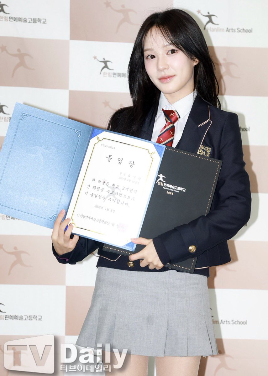 iznaBrasil's tweet image. [📸] FORMADA! Foram disponibilizadas algumas fotos da Sarang na cerimônia de formatura do colégio multiartes hanlim, onde ela era aluna do departamento de dança prática! 🎓

#RYUSARANG #izna #이즈나 @izna_offcl