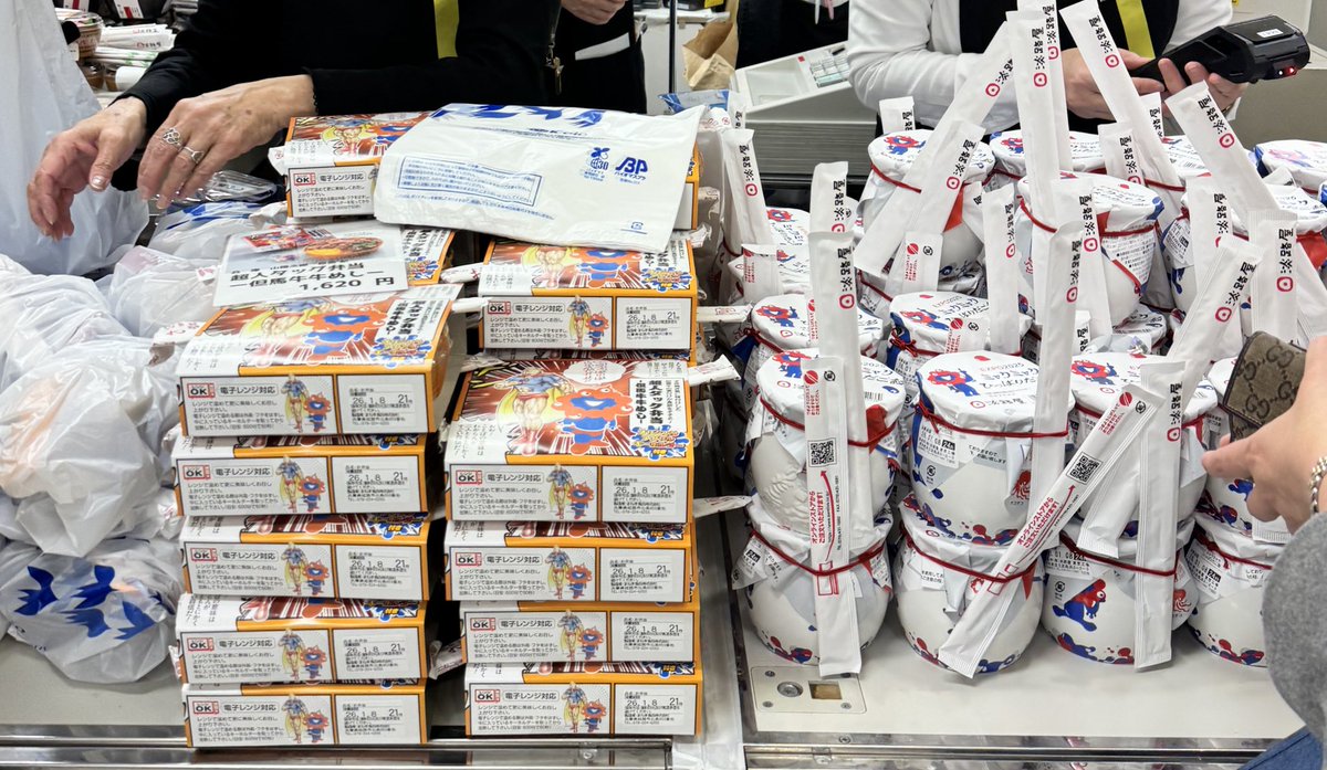 ミャクミャクひっぱりだこ飯、やっと買えました！
京王百貨店さんと淡路屋さんの本気！
ネット予約できなかったけど開店前に並びました。
いままで買えなかった東京民のために頑張ってくれた気がします。
超人タッグ弁当もあるよ〜

#京王元祖有名駅弁大会