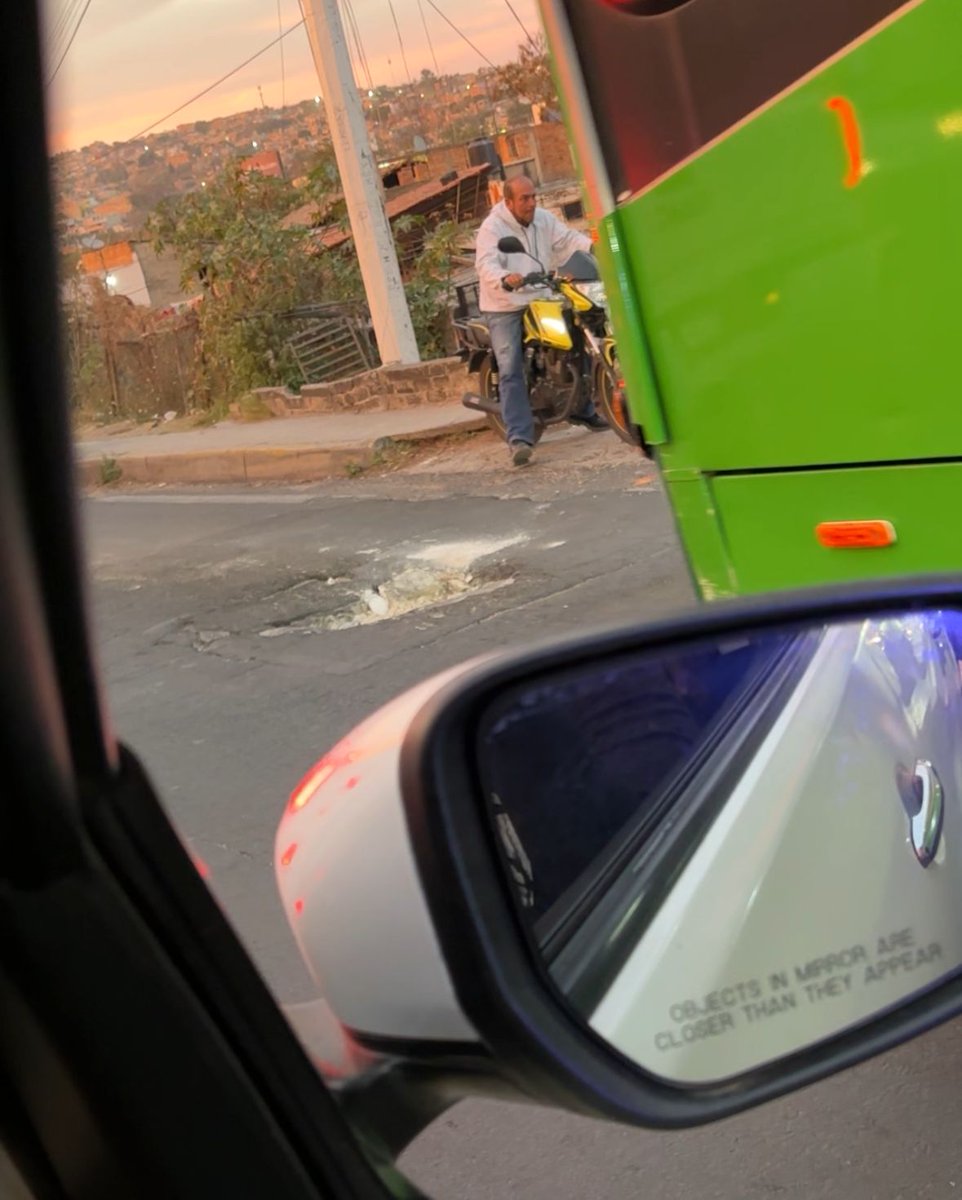 luceronjr's tweet photo. Gran bache en carretera a Saltillo, si uno en carro de noche es difícil verlo no quiero imaginar que puede pasarle a algún motociclista qué no se percate del bache, es un peligro además que puede dañarte el coche si no vas a vuelta de rueda @Trafico_ZMG @ZapopanGob Por favor https://t.co/0ZJMMhkck7