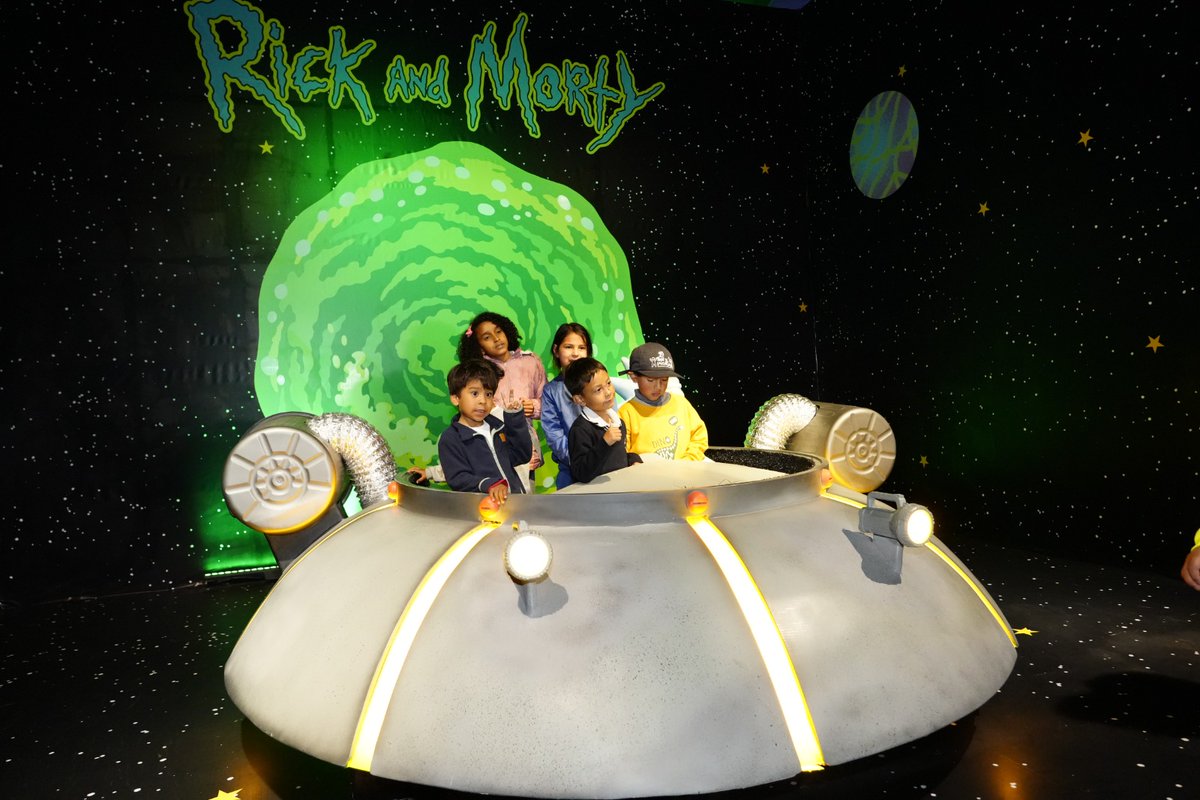 🧒🏻 #QuitoTeCuida | Las y los wawas del servicio municipal #GuardianesDeLaNiñez participaron en la inauguración de la Casa Quito, un espacio que abre paso a la esperada Casa Warner Bros, con experiencias inmersivas que ya son sensación en la capital.

Turismo, tecnología y