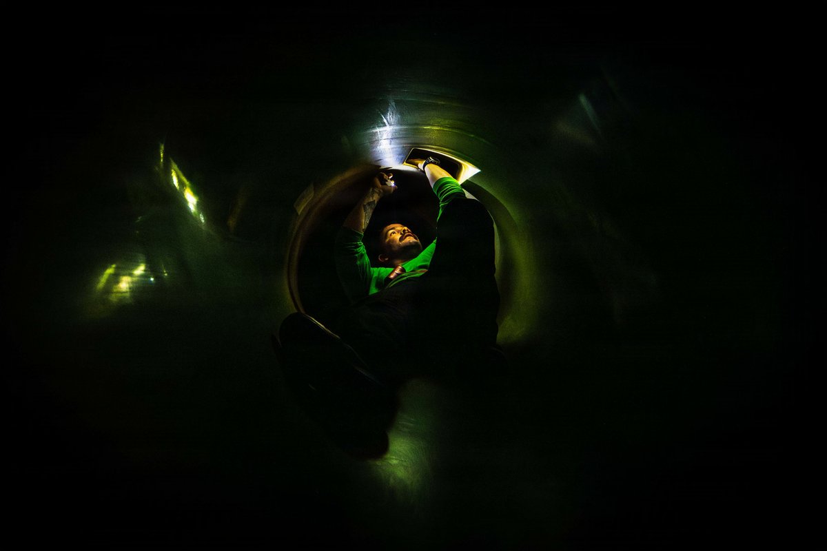 Forging strength from within. 💪🛫

Intake inspections on F/A-18F Super Hornets are one of the many regular maintenance checks by the skilled Sailors aboard USS Abraham Lincoln (CVN 72) that keep the U.S. Navy's state-of-the-art aircraft ready and lethal. 

#US7thFleet | #FlyNavy https://t.co/jgyBrOr8ul