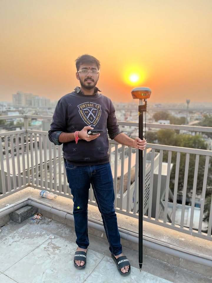 A big shout-out to our partner in India, Tronex Geosystems, for these stunning field shots! 📸
Whether it’s under the golden hour or navigating through challenging "urban canyons" with high-rise obstructions, the Q800 delivers exceptional fixing performance and stability.