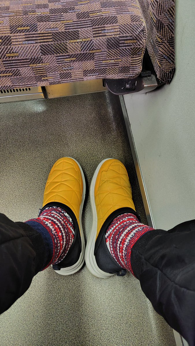 OS_Chorio's tweet image. ちょっとコンビニ行くつもりで出たのに電車乗ってる。しかも変なカッコ