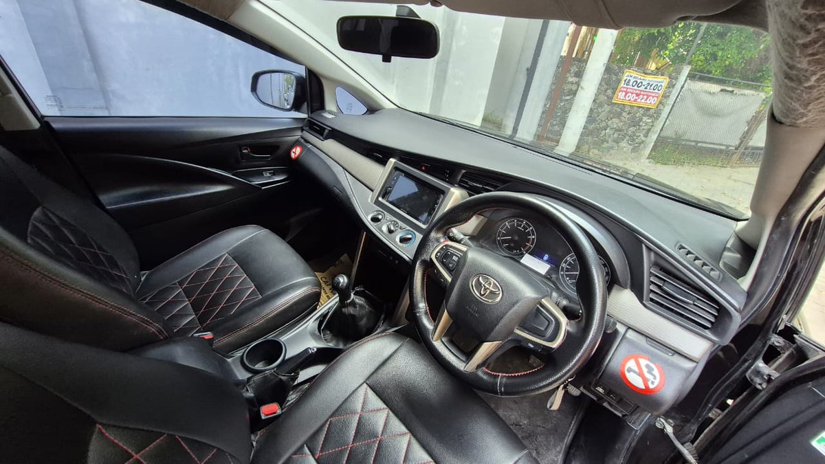 MasMasBiassaa's tweet photo. #TitipJual
Innova santun

Sebiji mobil yang sangat cocok buat anak muda yang pengen merasakan kenyaman sebongkah Innova namun tidak ingin dicap arogan. Namun lebih cocok lagi buat ibu-ibu atau bapak-bapak buat antar-jemput anak sekolah sambil nentengin wadah bekal Smiggle ataupun Tupperware di lobby SD swasta.

Tinggal tambahin stiker taman safari indonesia, jatim park atau taman safari prigen dan pastinya aksesoris dengan aksen krom agar aura sopan & santunnya semakin berasa.
#TitipJual
------------------------------
Dijual
Toyota Kijang Innova Reborn Type G 2.0 MT Tahun 2017

Upgrade Facelift 2021
 kondisi sangat terawat. Bumper depan & belakang sudah upgrade facelift 2021, 

•Tahun: 2017
•Tipe: G
•Mesin: 2.0 Bensin
•Transmisi: Manual (MT)
•Bumper upgrade facelift 2021
•Cat kaling (asli pabrik)
•Servis record resmi Nasmoco
•Mesin halus, transmisi normal
•Interior bersih dan rapi
•AC dingin, audio normal
•Kaki-kaki empuk dan senyap

Harga 210 Juta Nego Afgan

WA : https://t.co/i15d6CIZjk