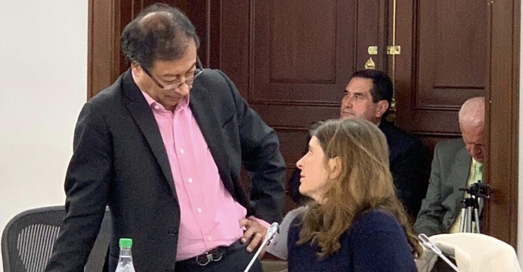 aluzdelmar's tweet image. desde esta foto se sabía q gustavo petro debe meter severa parla no importa quién