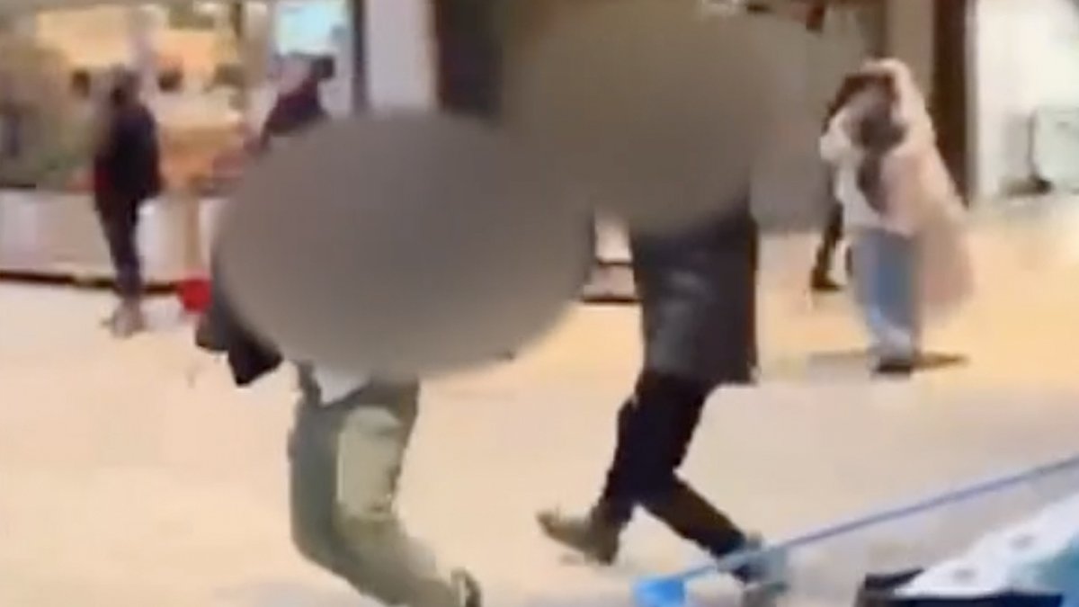 Man valt iemand met bijl aan in supermarkt