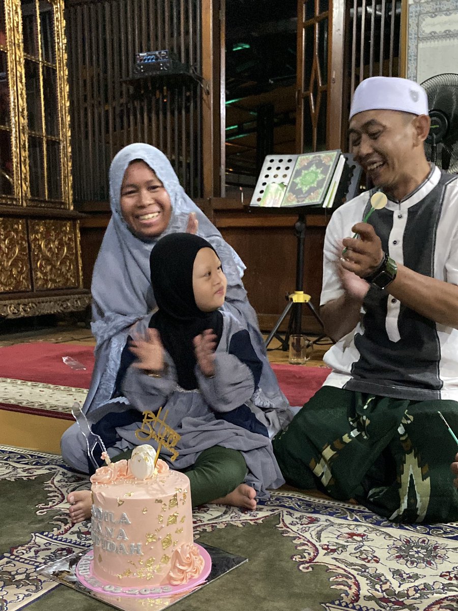 aku punya mbak yg ikut ngejagain aku dari umur 2 tahun, sampe skrg masih ikut kerja di rumah. udah umroh bareng keluarga, kemana2 sama mbak, bahkan dulu lebih deket sama dia daripada sama ibuku yg super duper sibuk 🙂🙏

sampe pas dia nikah aku nangis bombay bgt karna gamau