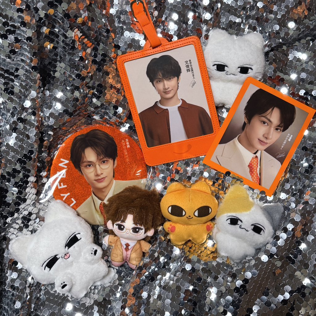 ash_hotdog's tweet image. 所有周边都很大🫳😸