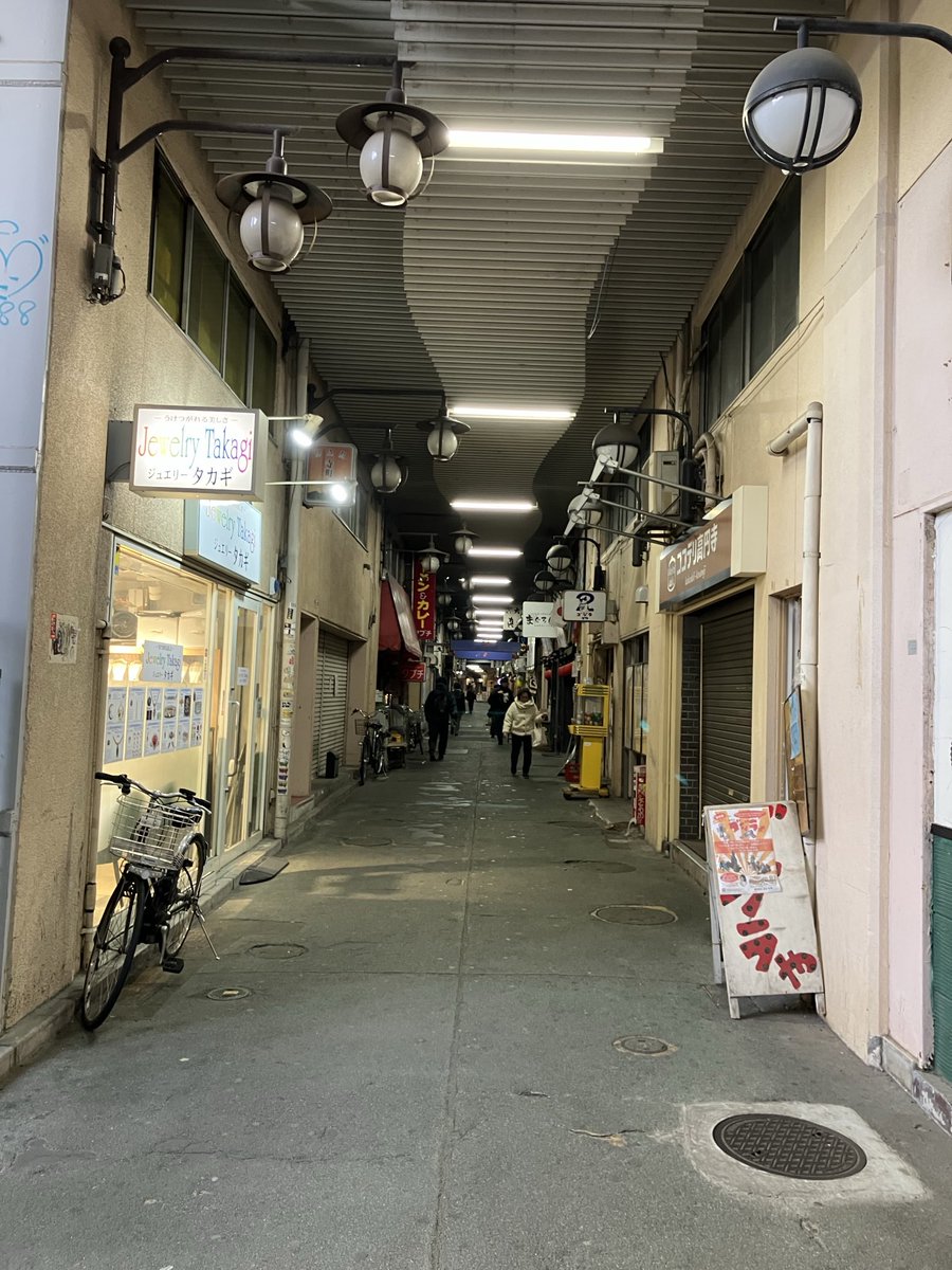 近々中にこの商店街はなくなる予定ですので見に来てください。😢