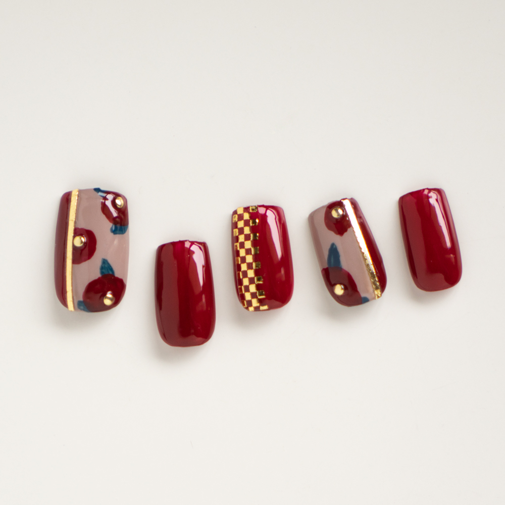 kyo_miori's tweet image. 「吐息紅」「文一葉」「しづごころ」の3色で作るレトロポップな椿ネイル。
付属の刷毛だけで描けるシンプルな柄に、シールとスタッズを足して華やかに仕上げました。

#四季彩まといネイルアレンジ