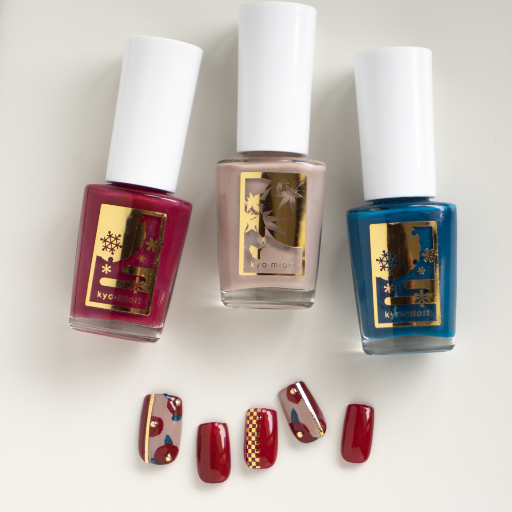 kyo_miori's tweet image. 「吐息紅」「文一葉」「しづごころ」の3色で作るレトロポップな椿ネイル。
付属の刷毛だけで描けるシンプルな柄に、シールとスタッズを足して華やかに仕上げました。

#四季彩まといネイルアレンジ