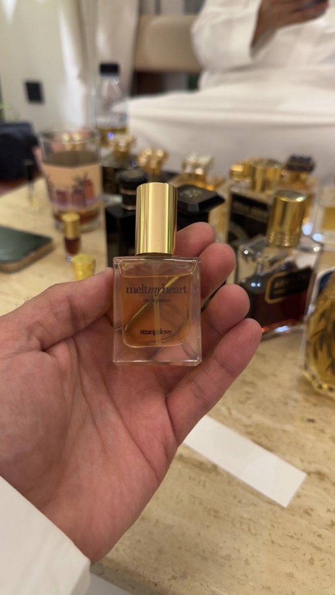 صباح الخير ..

شرقي رسمي مخملي .. Melt My Heart Strangelove NYC 

مناسب للأيام الشتوية ، افتتاحية بنوتة الشكولاتة داكنة تندمج بشكل جميل مع العود ، يتدرج بعدها إلى السوسن واتوقع ليخفف حدة المقدمة وتعطي العطر طابعا مخمليا 👌✨

#رابطة_عشاق_العطور