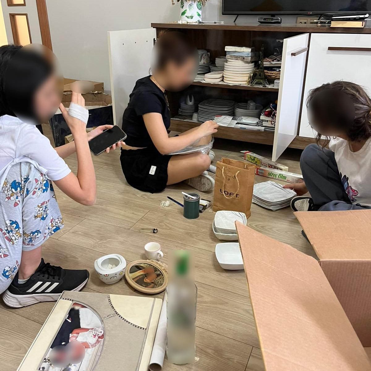 İzmir'de ders saatinde öğrencileri evine götürüp temizlik yaptıran bir öğretmene  soruşturma açıldı.