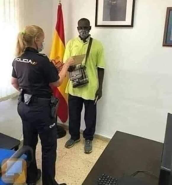 This african man called Jibril is an immigrant in Valencia, Spain. Jibril picked an envelope containing €4,250 (over 1M Nigerian naira) on one of the streets in Valencia few days ago.

Jibril then chose to play a hero and decided to take the envelope containing the money to the