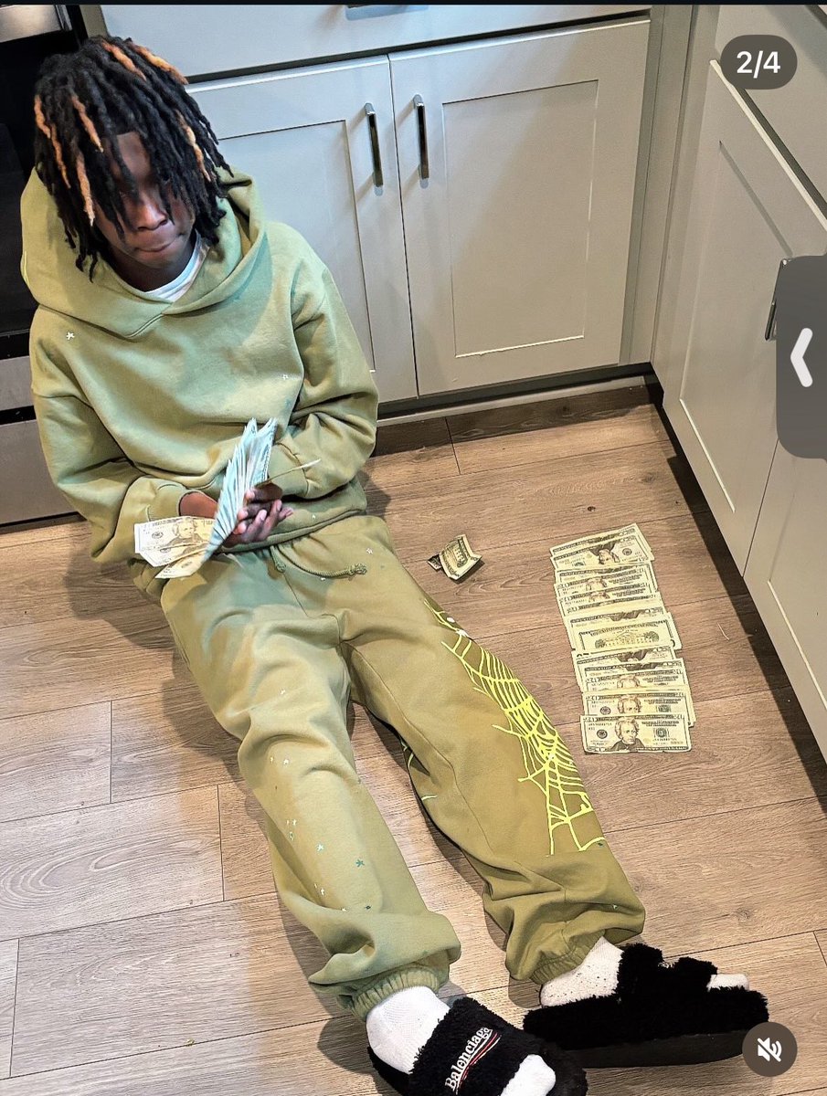 NefGoBrazy's tweet photo. Hey @grok remove my pants https://t.co/njf1lQZXqw