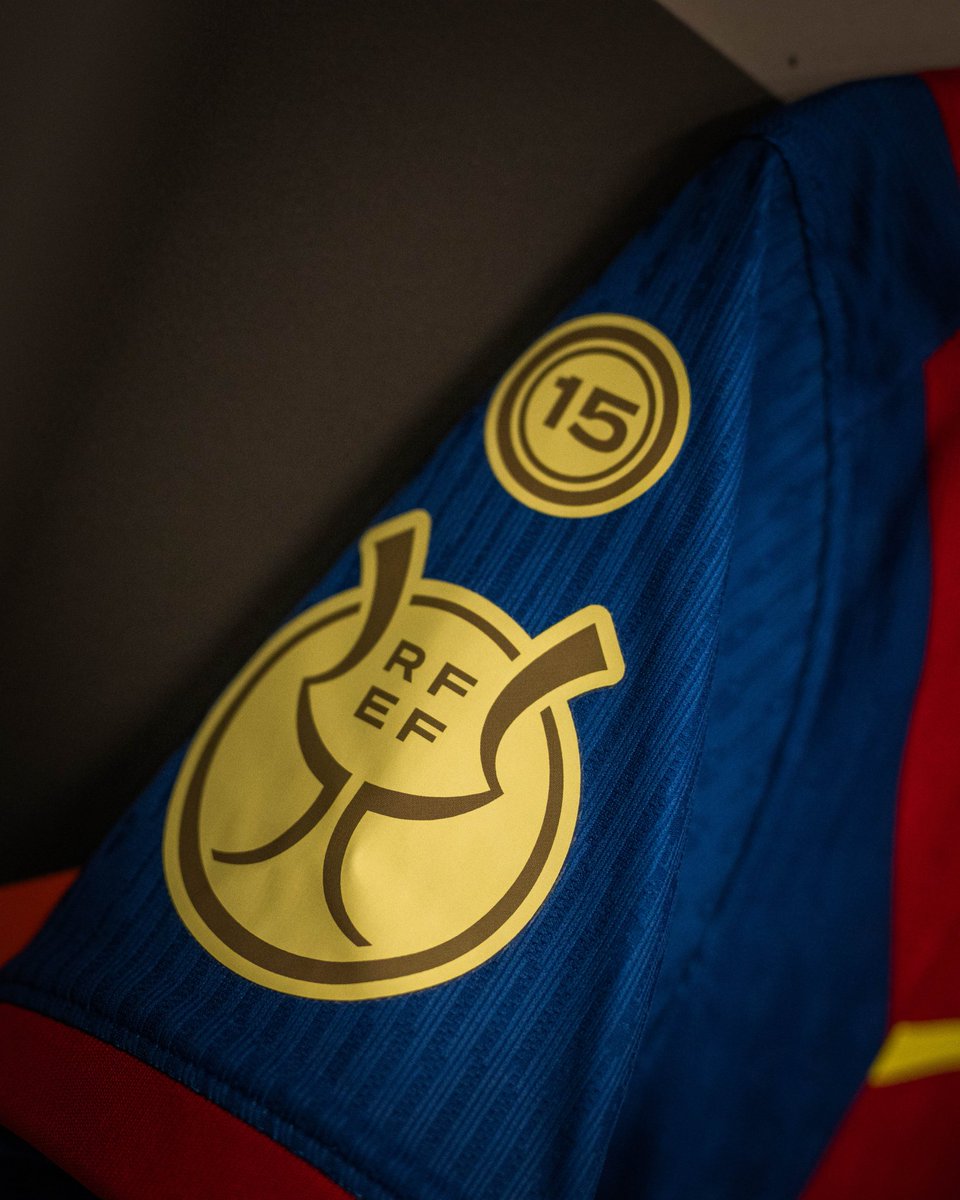 YasujiroOficial's tweet image. He tenido que confirmarlo porque pensé que era un meme generado por IA. Pero es real. Se han puesto un parche de la RFEF de Rafael Louzán y un 15 para presumir de sus Supercopas en la camiseta. No se rían, por favor.