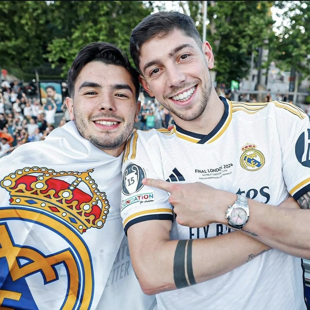 YasujiroOficial's tweet image. He tenido que confirmarlo porque pensé que era un meme generado por IA. Pero es real. Se han puesto un parche de la RFEF de Rafael Louzán y un 15 para presumir de sus Supercopas en la camiseta. No se rían, por favor.