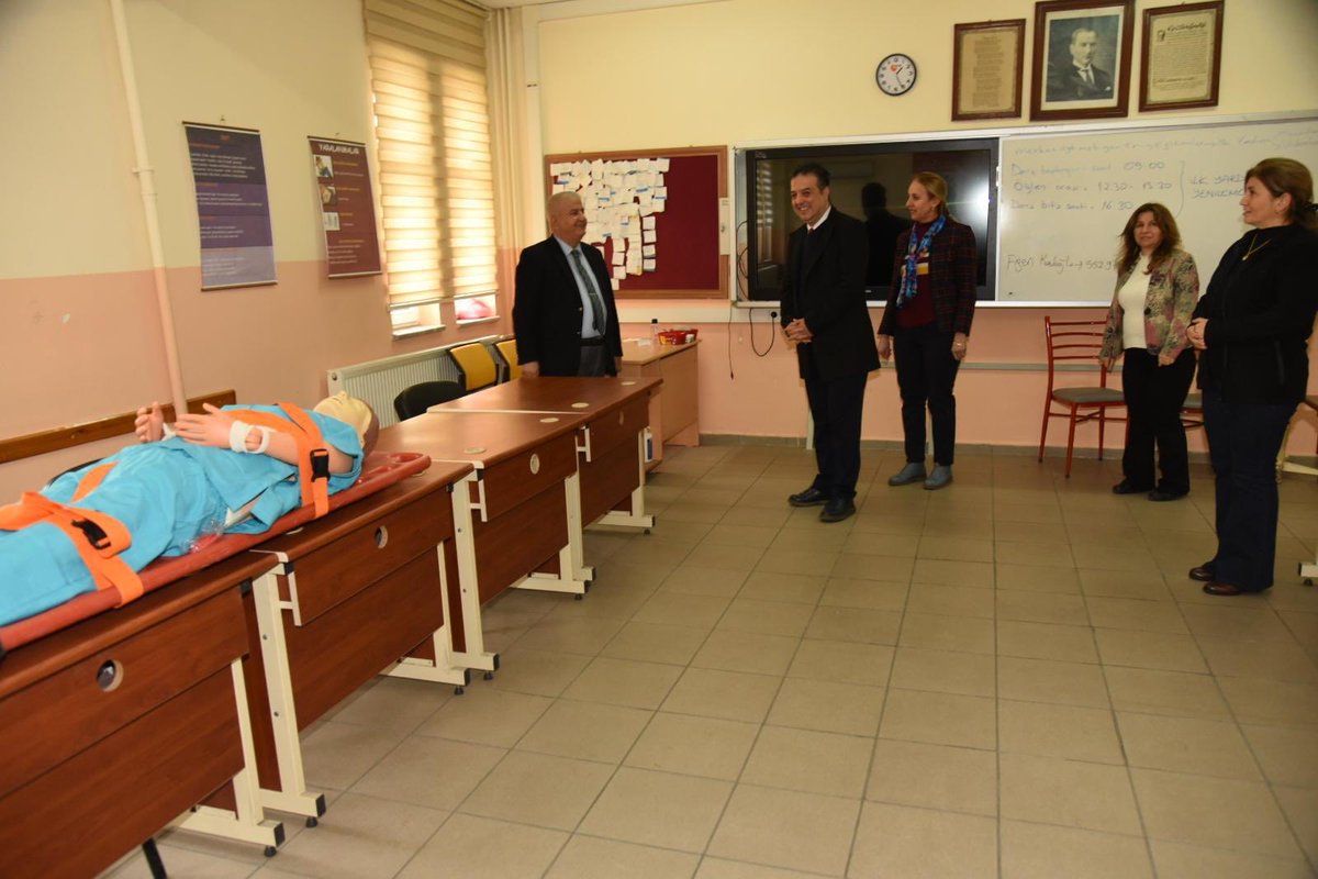 İl Milli Eğitim Müdürümüz Selahattin KAL  İlk Yardım Eğitim Merkezi’ni ziyarette bulundu. Merkezimizi inceleyen Müdürümüze yürütülen çalışmalar ve birimin işleyişi hakkında detaylı bilgi verildi.⁦<a href="/tcmeb/">Millî Eğitim Bakanlığı</a>⁩ ⁦<a href="/meb_dhgm/">Destek Hizmetleri Genel Müdürlüğü</a>⁩ ⁦<a href="/mebisgb/">İşyeri Sağlık ve Güvenlik Birimi Daire Başkanlığı</a>⁩ ⁦⁦<a href="/balikesirmem/">Balıkesir İl Millî Eğitim Müdürlüğü</a>⁩