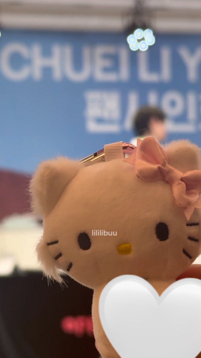 lililibuu's tweet image. 진짜 귀여웠던거....... 인형내리기가 뭔지 몰랐던 립우... 저러고 있었더니 내가 깜빡하고 팬싸템 안준줄알고 인형을 받을라했어요