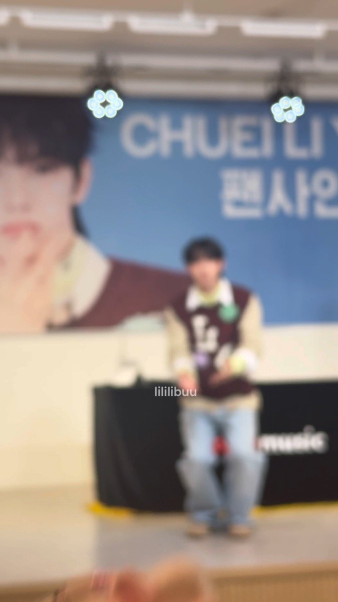 lililibuu's tweet image. 진짜 귀여웠던거....... 인형내리기가 뭔지 몰랐던 립우... 저러고 있었더니 내가 깜빡하고 팬싸템 안준줄알고 인형을 받을라했어요