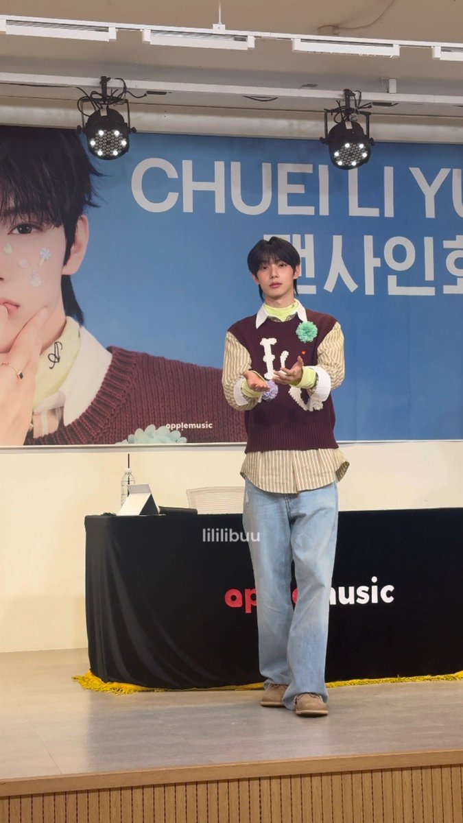 lililibuu's tweet image. 진짜 귀여웠던거....... 인형내리기가 뭔지 몰랐던 립우... 저러고 있었더니 내가 깜빡하고 팬싸템 안준줄알고 인형을 받을라했어요