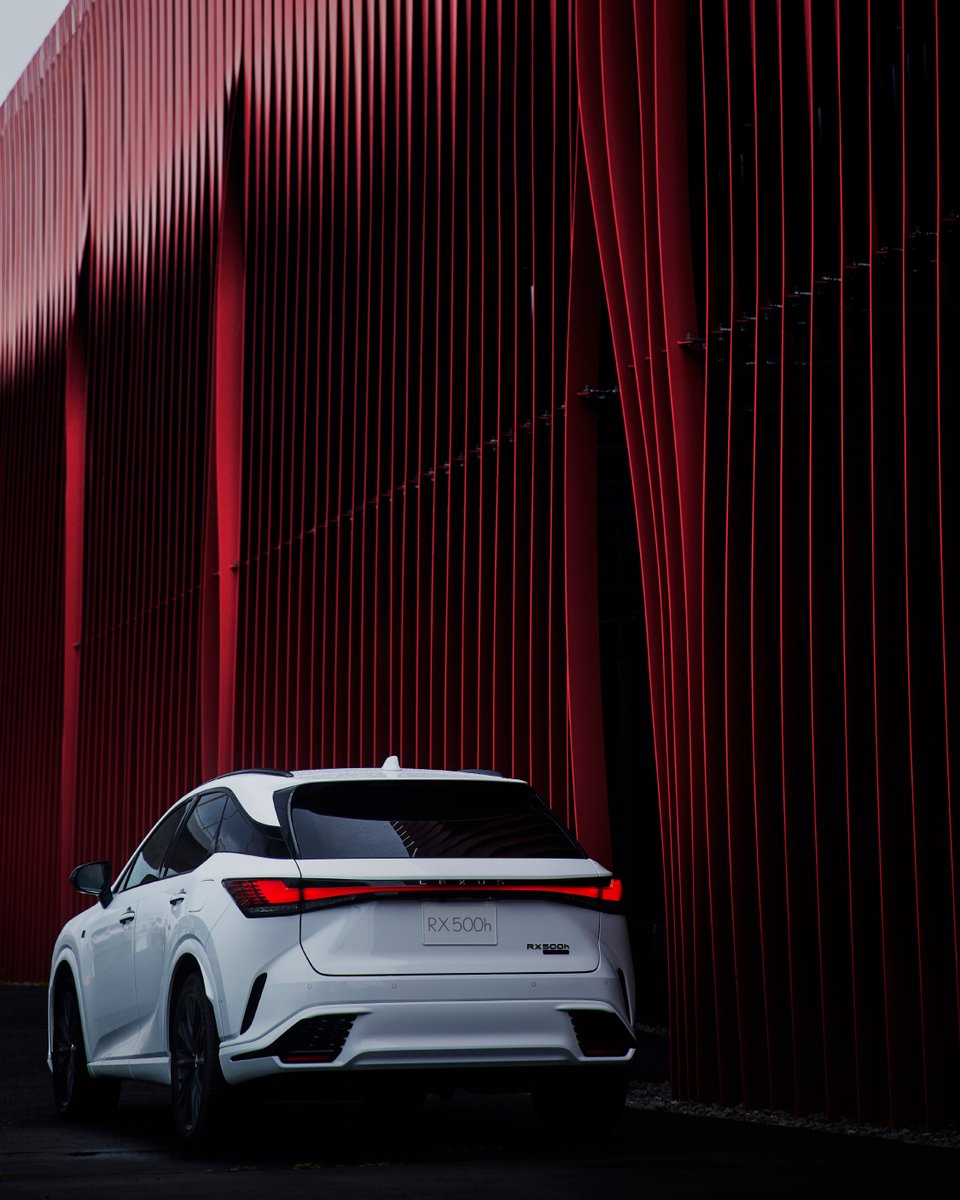 Lexuskw's tweet image. لكزس RX تمنحُك حضوراً يلفت الأنظار بتصميم خارجي راقٍ يجمع بين الأناقة والقوة. سيارة ترتقي بمعايير الفخامة وتُجسّد معياراً جديداً من التفرّد والرقي.

#Lexus #لكزس  #LexusRX
