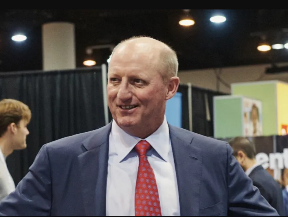 股神接班人】阿貝爾出任巴郡CEO首年加薪19％至2500萬美元https://t.co/coY6GrfNdC 巴郡（Berkshire Hathaway）週二提交的文件顯示，新任行政總裁阿貝爾（Greg  Abel，圖）將領取2500萬美元現金年薪。文件顯示，阿貝爾薪水將較他2024年的2100萬美元增長19％。再加上其他薪酬 ...