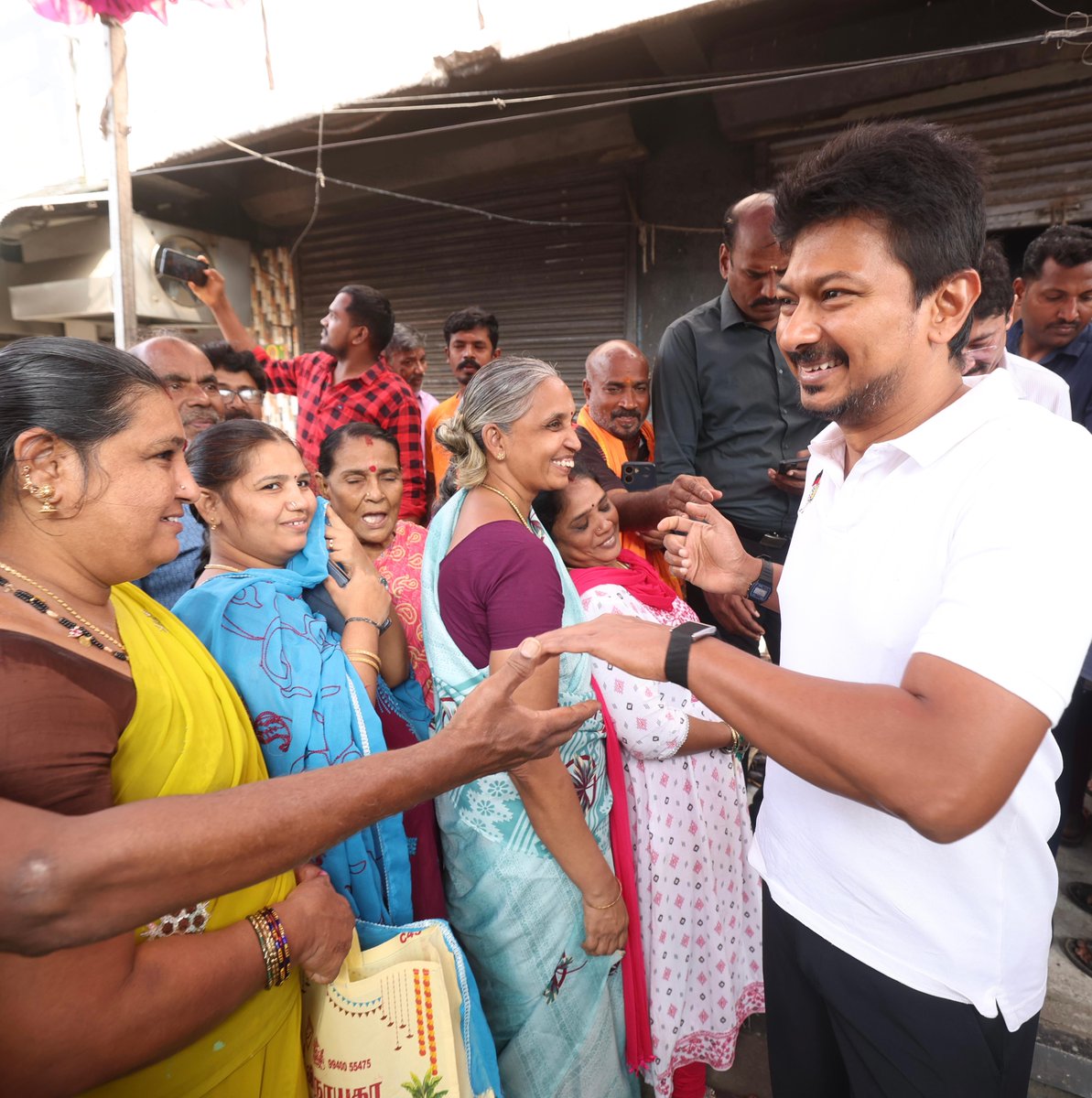Udhaystalin's tweet photo. மாண்புமிகு முதலமைச்சர் @mkstalin அவர்களின் உத்தரவின்பேரில், நம் #ChepaukTriplicane தொகுதி, சிந்தாதரிப்பேட்டை அருணாச்சலம் தெருவில் உள்ள தமிழ்நாடு நுகர்பொருள் வாணிபக்கழகத்தின் 'அமுதம்' நியாயவிலைக்கடையில் பொதுமக்களுக்கு தலா ரூ.3000 பொங்கல் பரிசு மற்றும் பொங்கல் பரிசுத்தொகுப்பினை வழங்கி மகிழ்ந்தோம். 

தமிழர் திருநாளாம் தைப்பொங்கலில் அனைவரின் வாழ்வு சிறக்க நம் வாழ்த்துகளைத் தெரிவித்து மகிழ்ந்தோம்!

@Dayanidhi_Maran @nchitrarasu @Madhanmohandmk