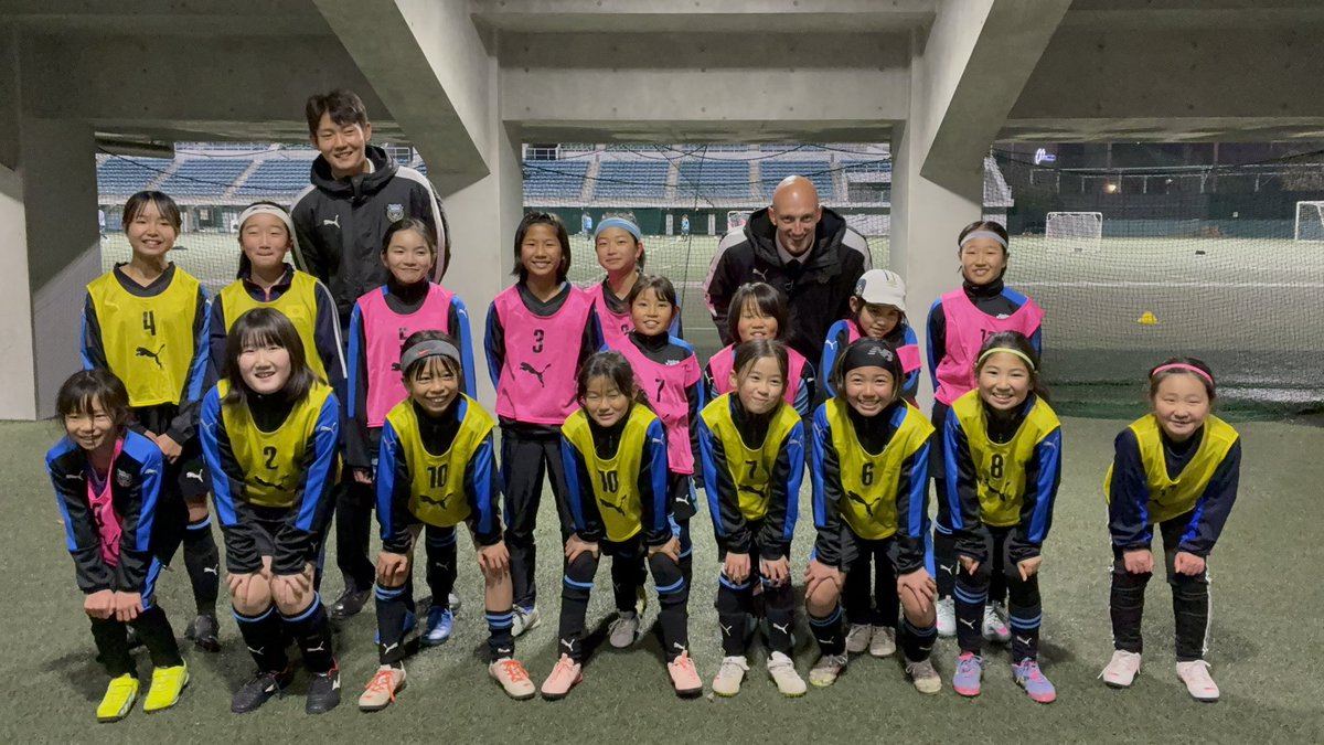 frontale_kids's tweet photo. 【スクール】ブローダーセン選手とイ クンヒョン選手

必勝祈願・新年ご挨拶回りから
ブローダーセン選手とイ クンヒョン選手が
スクール生に会いに来てくれました🐬

優しくたくさんお話ししてくれて、
みんなとってもうれしそうでした✨

ブローダーセン選手、イ クンヒョン選手、
通訳の金さん、ありがとうございました😊

(スクール・普及) #frontale
