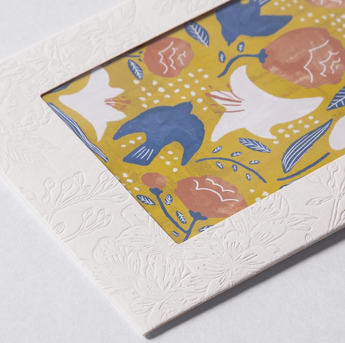 cotomonomichi's tweet image. 活版印刷特有の「印圧による紙の凹凸が感じられる質感」を生かして、レリーフ（浮き彫り）加工を表現しました。
部屋の壁面を飾るアートフレーム、
写真やちょっとした贈り物をいれる封筒など、
インテリアだけでなくギフトとしてもお使いいただけます。