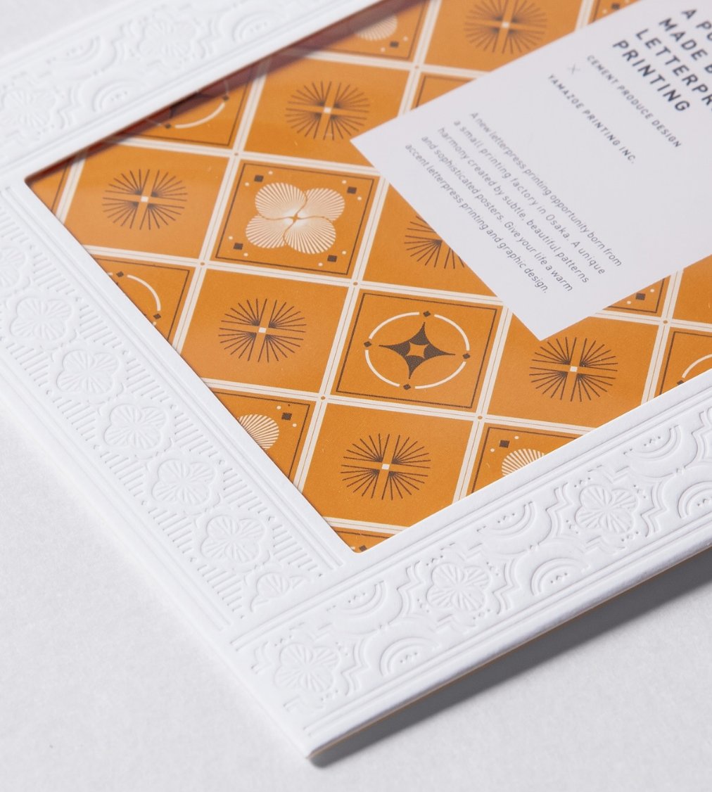 cotomonomichi's tweet image. 活版印刷特有の「印圧による紙の凹凸が感じられる質感」を生かして、レリーフ（浮き彫り）加工を表現しました。
部屋の壁面を飾るアートフレーム、
写真やちょっとした贈り物をいれる封筒など、
インテリアだけでなくギフトとしてもお使いいただけます。