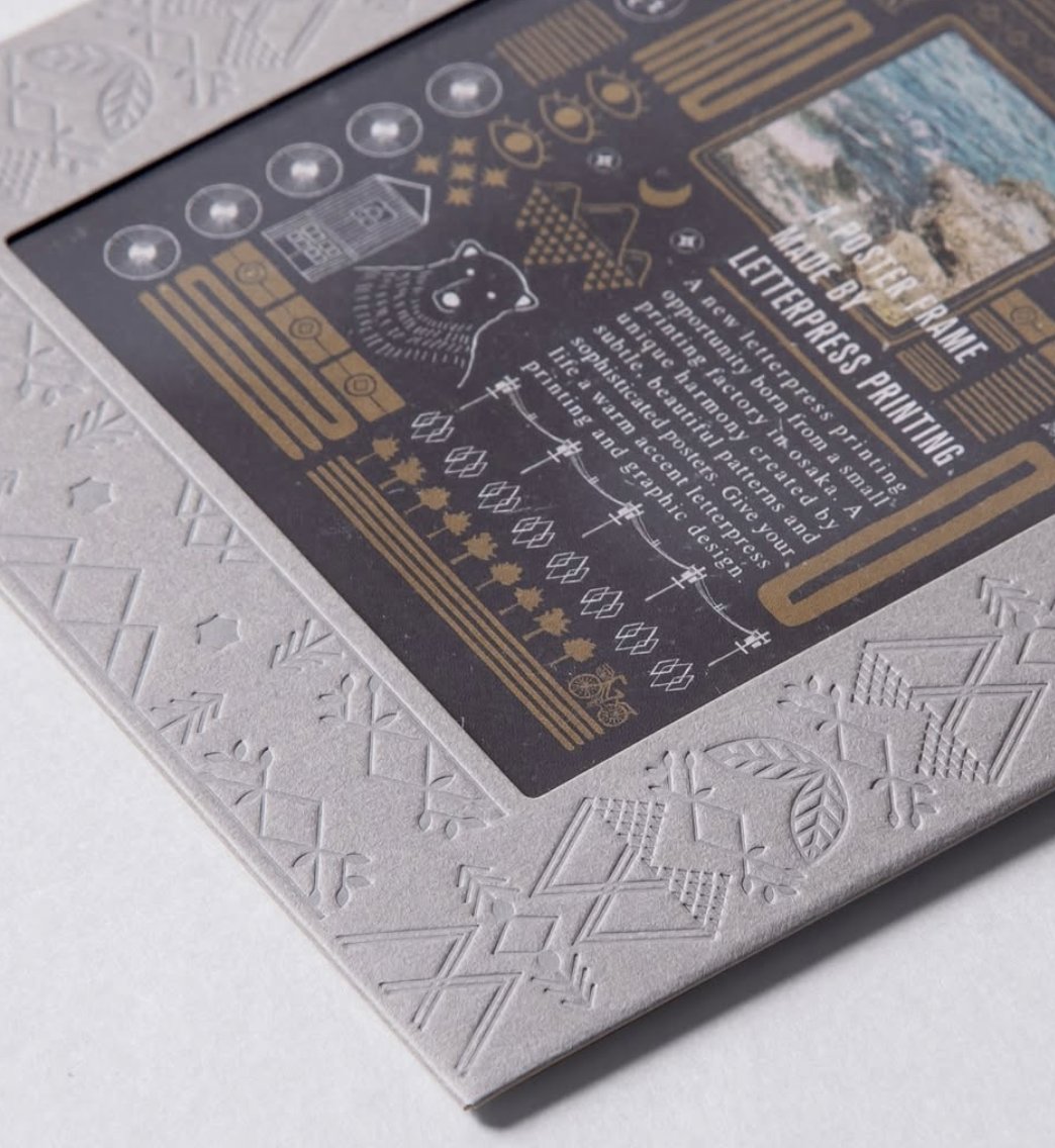 cotomonomichi's tweet image. 活版印刷特有の「印圧による紙の凹凸が感じられる質感」を生かして、レリーフ（浮き彫り）加工を表現しました。
部屋の壁面を飾るアートフレーム、
写真やちょっとした贈り物をいれる封筒など、
インテリアだけでなくギフトとしてもお使いいただけます。