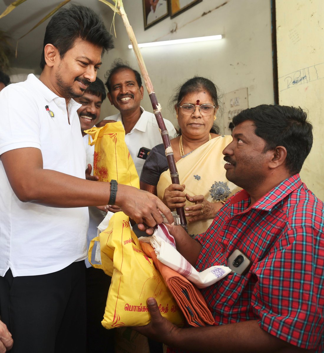 Udhaystalin's tweet photo. நம் #ChepaukTriplicane தொகுதியில் உள்ள இராயப்பேட்டை திருவல்லிக்கேணி நகர கூட்டுறவு சங்க நியாய விலைக்கடையில் நம் முதலமைச்சர் அவர்கள் அறிவித்த பொங்கல் பரிசு ரூ.3000 மற்றும் அரிசி, கரும்பு, சர்க்கரை உள்ளிட்ட பொங்கல் பரிசுத்தொகுப்பினை நம்முடைய தொகுதி மக்களுக்கு வழங்கினோம்.

சாதி - மத பேதங்களைக் கடந்து அனைவரும் கொண்டாடுகிற பொங்கல் பண்டிகையையொட்டி நம் வாழ்த்துகளைத் தெரிவித்து மகிழ்ந்தோம்! 

@Dayanidhi_Maran @nchitrarasu