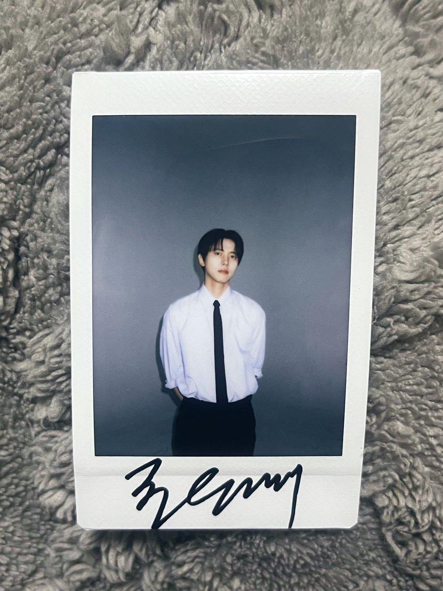 아 ㅁㅊ 비레디 주우재 포카 왔는데 완전 소두에다가 어깨는 너무 넓고 허리는 가늘어보이고 골반도 없어보이고 얼굴은 뭐 말할 것도 없고ㅠㅠ 아 너무 행복해 남성미가 사진 너머로도 너무 강하게 느껴져서 쥬글 거 같음💙🥹