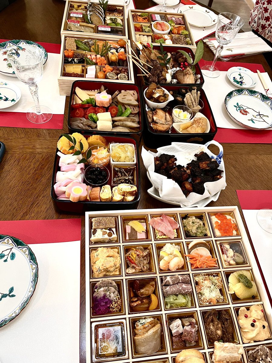 お正月も終わり、現在今年初の仕事で皆んなで集まってます。
1日目は新年会でした。
その時のお節を撮り忘れたので、2日に親戚で集まった時の年始の持ち寄りのご馳走を代わりに置いときます。
今年もよろしくです。