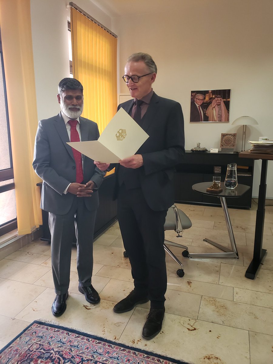 GermanyinKSA's tweet image. 🎉25 Years of Dedication! 🎉
Today we celebrate an incredible #milestone: our colleague Mutheen marks #25years of #service at the Embassy!
 
Thank you, Mutheen, for your outstanding commitment, professionalism, and the many years of teamwork, support, and inspiration. 👏✨