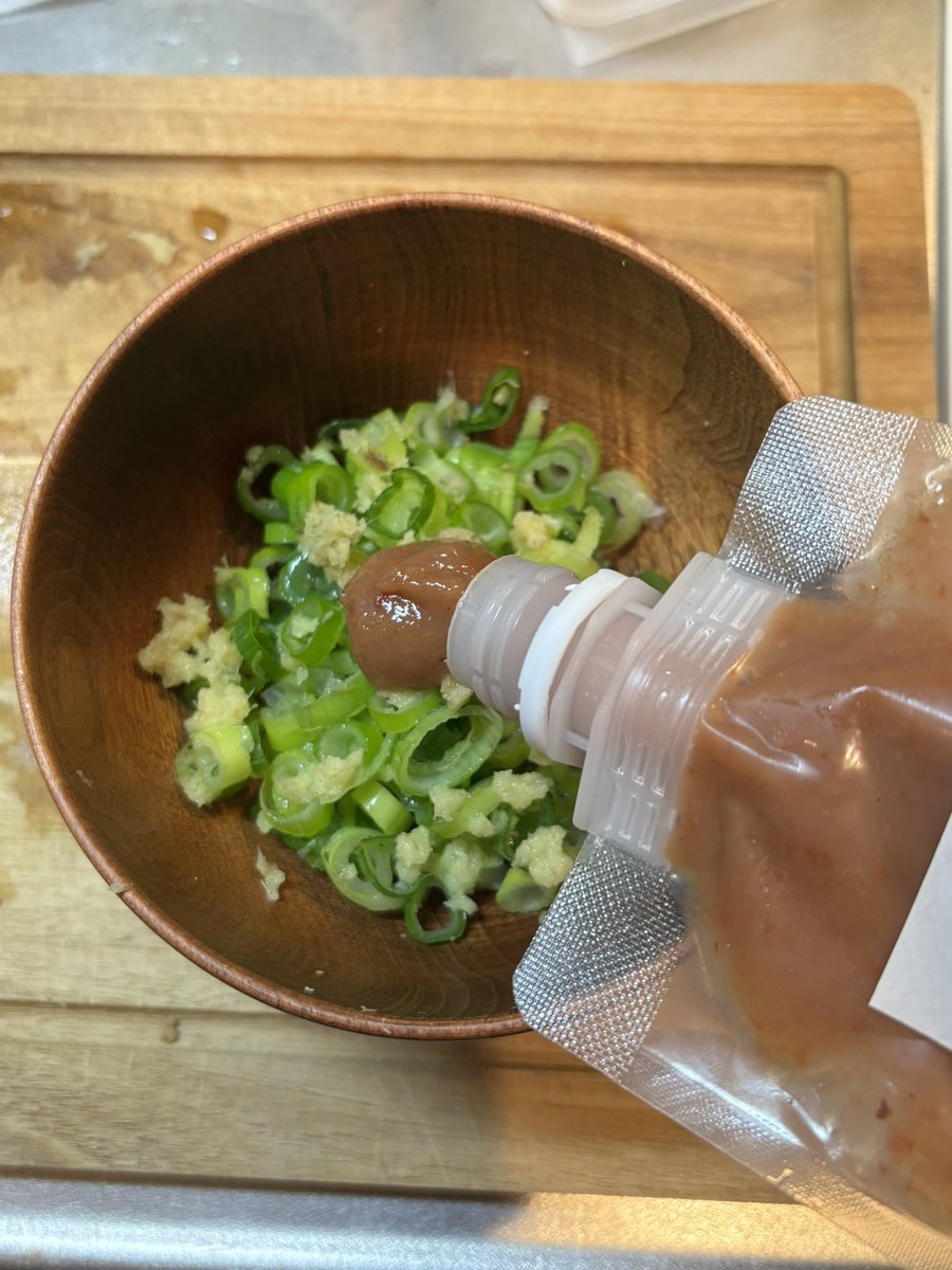 _UMEBOYS_1904's tweet image. 梅肉チューブのおすすめの使い方。

食欲がないとき、体調が優れないときに。

すりおろし生姜、刻みネギ、梅肉。
そこに温かいだし汁を注ぐだけ。
体にじんわり染み渡ります！