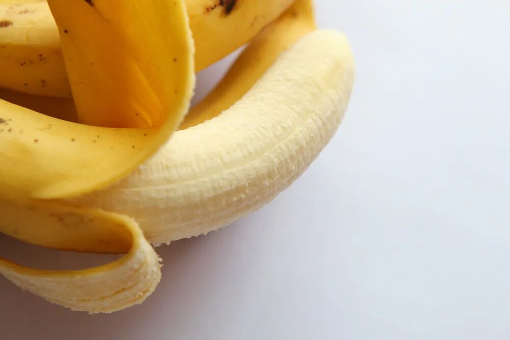 研究发现：老年人经常吃香蕉，用不了多久，身体会出现4大改变！

香蕉，作为全球广泛种植的热带水果，不仅口感软糯、味道甜美，更因其丰富的营养价值而被誉为“快乐果”。