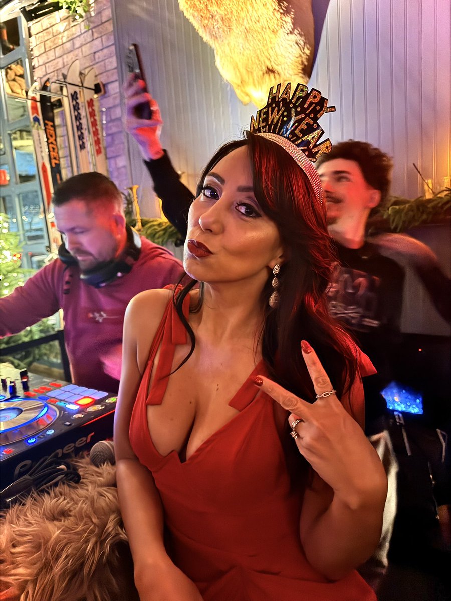 DaisyJadeTV's tweet image. Peace out, 2025! ✌🏼

Re-living some New Year’s Eve moments with my Love, fun people, and unforgettable places! ✨
.
.
.
#NewYearsEve #NYE2025 #HappyNewYear #Aspen #SeaMonkey