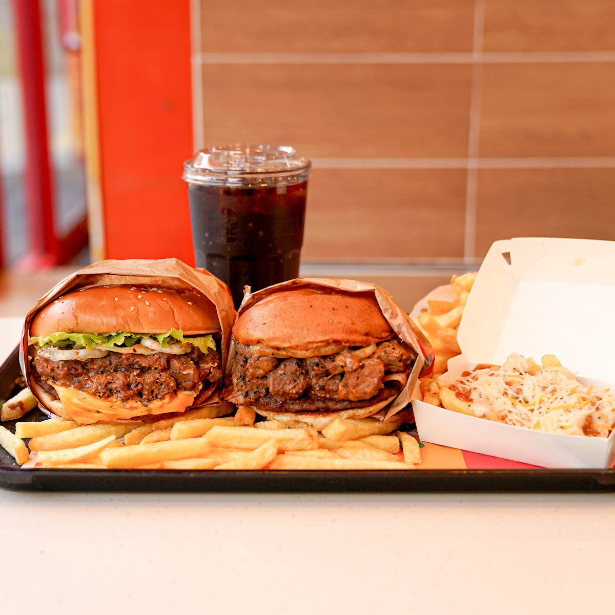 BurgerKing_KOR's tweet photo. 👅킹대리 시식 후기👅

NEW! 

콰트로페퍼 큐브스테이크 와퍼®
‣ 한입 먹는 순간 육즙 가득 큐브스테이크와
강렬한 후추의 풍미가 입안을 감싸는 맛

터프페퍼 큐브스테이크
‣ 스페셜 블랙 페퍼콘 브리오슈가 더해져
4가지 후추의 향이 한층 더 진하게 살아나는 맛

터프페퍼 치즈프라이
‣ 두 가지 페퍼 소스의 강렬함과 슈레드 치즈의 고소함이 더해져
계속해서 먹게 되는 중독적인 맛

후추+고기 조합은 말모~
고기러버에겐 최고의 선택 🥩🧂

#RT 하면 #버거킹상품권 1만 원권(20명 증정!)