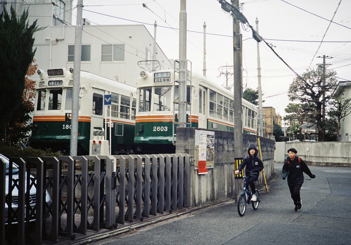 mtkFE's tweet image. 退役し余生を過ごす京都の路面電車。
すぐ横を地元のキッズが走り去る。
電車たちはそれを見守っているかのよう。

Lomo MC-A / Lomography COLOR NEGATIVE400