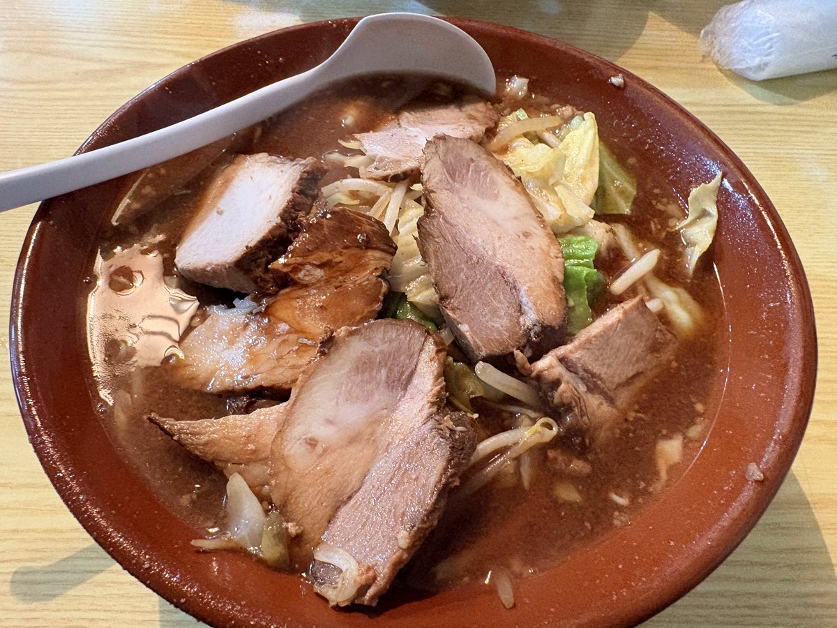 今日も寒いので、お味噌と野菜のスープ

麺大盛りを避けてお肉で栄養もバッチリですね

若い大将が作ってたけど変わらぬ味で一安心