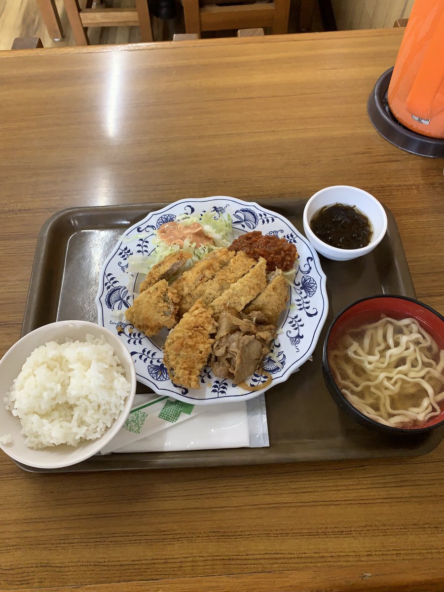 DjKumamoto's tweet photo. 〜沖縄グルメ〜

#沖縄から飲食情報発信

花笠食堂

牧志市施設近く、平和通り沿いにある花笠食堂
沖縄の食文化を象徴する存在のお店でした‼︎

沖縄の食堂は、とても魅力的で
たまりません🙇

また是非行きたいお店でした‼︎

場所
沖縄県那覇市牧志3-2-48

#沖縄
#那覇
#花笠食堂
#食堂 https://t.co/lOAl0ltG85