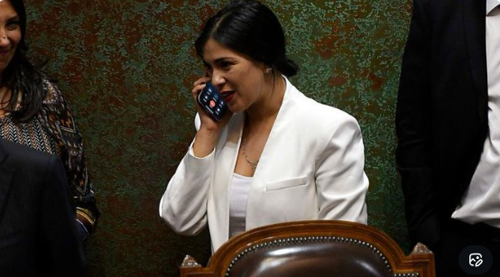 Iherreraa's tweet photo. - Aló María, me puede traer la guagua? Me pillaron mas conversaciones con los chinos https://t.co/mAmFkkyoSm