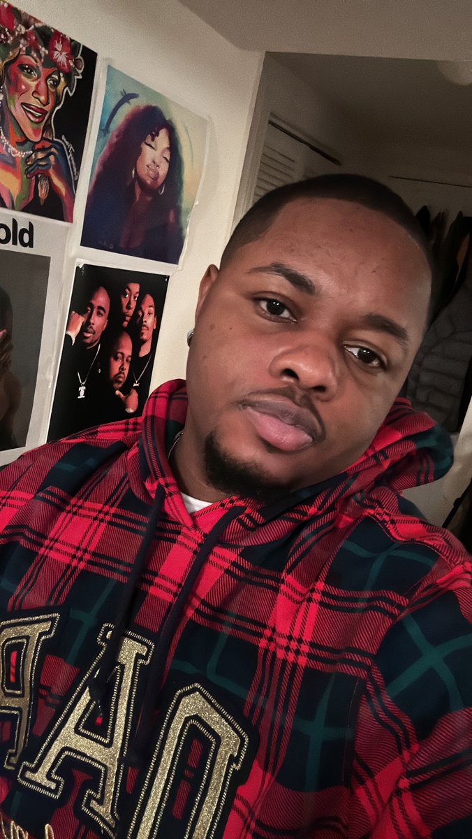 suttonamaal's tweet photo. Handsomest honey bun https://t.co/6jwxhSNZFu